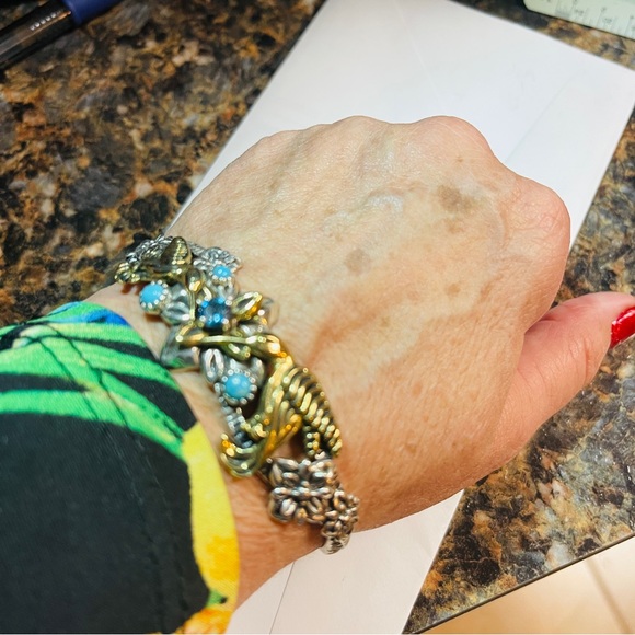 💙Beautiful Silver Turquoise.& Blue Topaz Floral Wrist Cuff with Amazing Detail! - Picture 8 of 12
